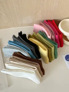 Dopamin bunte gerippte Socken Detailansicht, weicher Baumwollstrick für den Alltag.