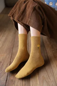 Chaussettes en laine pour femme broderie florale mignonne chaussettes mi-hautes chaud hiver