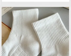 Men's white athletic crew socks, breathable ribbed towel bottom sports socks for running.