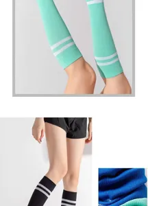 Gedetailleerd overzicht van dames sport compressie kuitmouwen met streepdesign en stof close-up.
