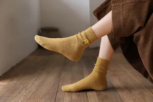 Chaussettes en laine épaisses pour femmes avec broderie florale 3D, détail moutarde.