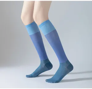 Gros plan montrant le tissu respirant et le design dégradé bleu de cette chaussette de sport.