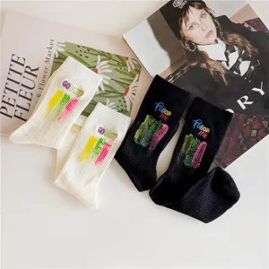 Chaussettes mi-hautes noires et blanches pour femmes avec broderie tendance et style japonais.