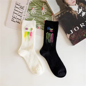 Chics chaussettes mi-mollet côturées avec broderie élégante et design de port quotidien.