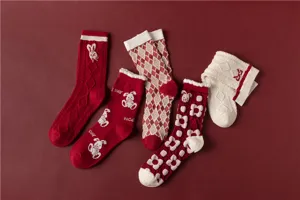 Chaussettes d'hiver en coton rouge pour femmes, bas festifs de mi-mollet avec de jolis motifs, cadeau.