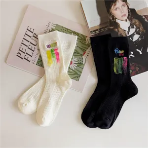 Chaussettes mi-mollet en coton pour femmes avec broderie colorée et design éclaboussure.