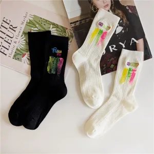 Chaussettes mi-hautes pour femmes avec broderie pinceau colorée et lettres de mode.