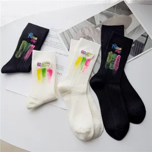 Chaussettes mi-hautes décontractées pour femmes avec lettres brodées et motif de pinceau.