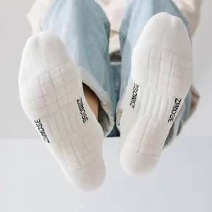 Men white mesh athletic socks with letter print, breathable short cotton socks for sports.
