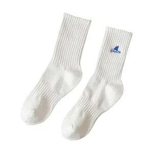 Calzini bianchi con ricamo di squalo blu, calze sportive casual alla moda di altezza media.