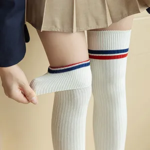 Japanische JK Schuluniform Overknee Socken mit modischem gestreiftem Design fuer Damen