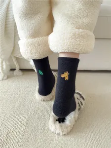 Calcetines térmicos acogedores para mujer en detalle con bonito bordado de animales.