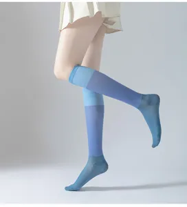 Vue détaillée des chaussettes de sport de compression dégradées pour femmes course fitness.