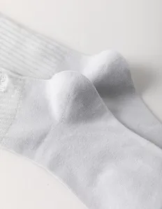 Detailansicht hellgrauer gerippter Herrensocken aus Baumwolle mit feiner Rippstruktur.
