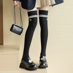 Schwarze Overknee-Strümpfe mit weißen Doppelstreifen und gesticktem Emblem für den Schulstil.