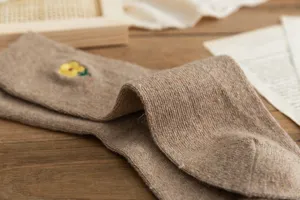 Chaussettes en laine brodées de fleurs pour femmes, chaussettes décontractées vintage douillettes.