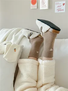 Calcetines de invierno mullidos y calientes para mujer de lana gruesa con bordado tierno