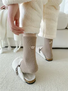 Calcetines de invierno suaves y cálidos para mujer con bordado tierno, vista en detalle.