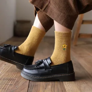 Chaussettes mi-hautes en laine jaune pour femme avec broderie florale, style collège chic.