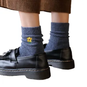 Chaussettes en laine douces avec broderie florale mignonne pour femmes hiver épaisses