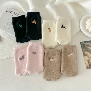 Calcetines de mujer suaves y abrigados de caña media con bonito bordado de animales.