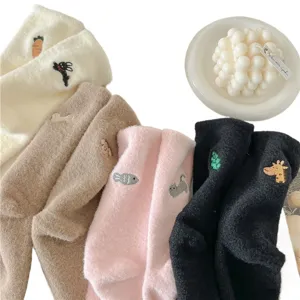 Calcetines de felpa de invierno acogedores para mujer, calcetines térmicos gruesos con bordados.
