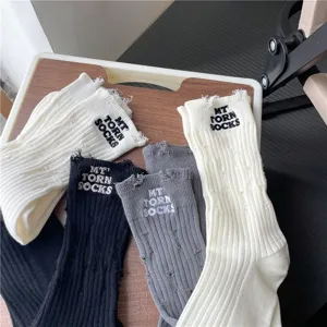 Calze strappate ricamate alla moda, calze in maglia casual nei colori nero, bianco e grigio.