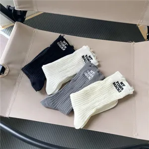 Calzini strappati ricamati alla moda da donna nero bianco grigio calzini casual di tendenza