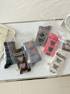 Détail chaussettes longues style collège, bas tricotés motif cœur mignon pour l'automne
