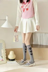 Chaussettes hautes grises style collège pour femmes avec motif de cœur mignon, hiver et automne.