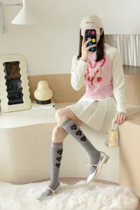 Chaussettes hautes grises style preppy pour femmes, motif coeur mignon pour automne et hiver.
