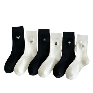 Calzini medi in cotone da donna nero e bianco ricamati design carino calzini casual