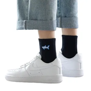 Calze da uomo nere in cotone con ricamo di squalo blu per sport e tempo libero.