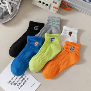 Calzini Sportivi Unisex Ricamati con Lettere Inglesi Comode Calze al Polpaccio in Misto Cotone Colori Fluorescenti Casual per Uomo e Donna