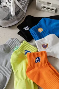 Calzini di coppia ricamati colorati, calzini sportivi in cotone a tubo medio per primavera ed estate.