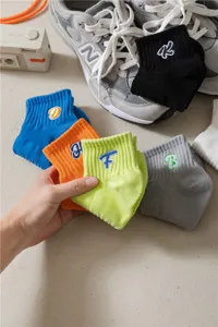 Calzini sportivi in cotone ricamato con lettere per coppie, calzini corti casual colorati.
