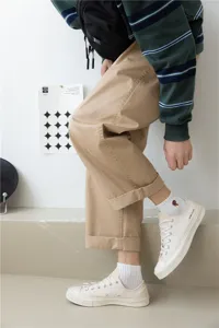 Primo piano di scarpe da ginnastica in tela casual e calzini bianchi con cuciture pulite.