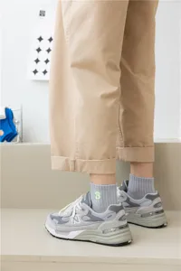 Calzini in cotone grigio con lettera B ricamata verde, comode calze per coppie.