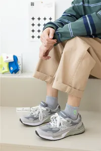 Comode calze di coppia in cotone con lettera ricamata verde, morbide e traspiranti per l'uso.