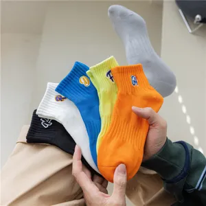 Calzini a tubo medio in cotone ricamato colorato per uomo e donna, stile sportivo di coppia.