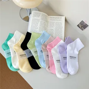 Süßwarenfarbene Baumwollsocken Detailansicht, weiche Morandi Töne Kurzsocken auf Tisch.