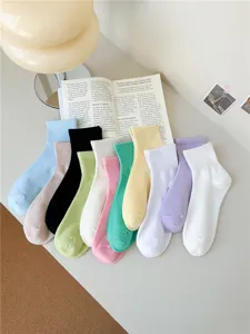 Nahaufnahme von bunten Bonbon- und Morandi-Farben Baumwoll-Kurzsocken ordentlich auf dem Tisch präsentiert.