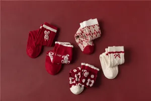 Vue détaillée de chaussettes mi-mollet rouges de Noël en coton avec motifs de lapin et fleurs.