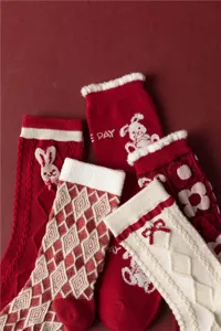 Chaussettes mi-hautes d'hiver rouges festives en coton avec motifs tricotés de lapin.