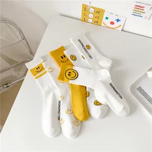 Chaussettes mi-hautes en coton pour femmes avec visage souriant jaune et imprimé de lettres