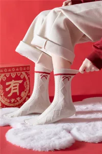 Chaussettes mi-hautes rouges festives pour femmes, tricot d'hiver chaud avec jolis nœuds.