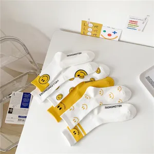 Chaussettes mi-mollet en coton visage smiley jaune mignon pour femmes, chaussettes blanches.