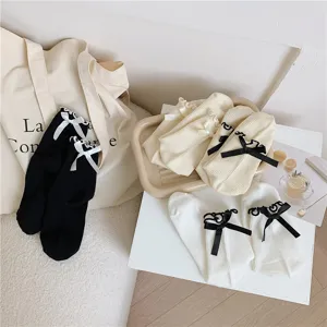 Detailaufnahme von Damen Baumwollsocken mit Rüschen und 3D Schleifen im süßen JK Stil.