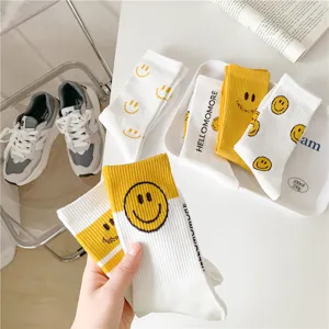 Chaussettes en coton à visage smiley jaune mignon pour femmes, chaussettes de sport d'automne.