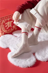 Chaussettes festives et douillettes pour femmes avec nœud, tricot chaud pour l'hiver.